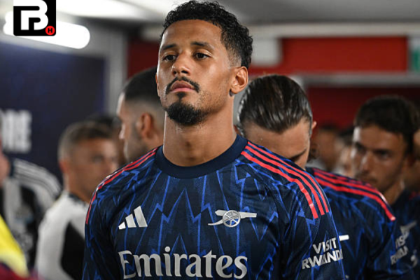 LONDON — Kabar gembira datang untuk para penggemar Arsenal. Bek andalan mereka, William Saliba, resmi menandatangani kontrak baru yang akan mengikatnya bersama The Gunners hingga Juni 2030.