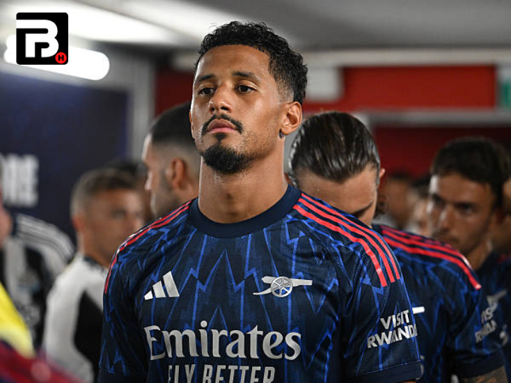 LONDON — Kabar gembira datang untuk para penggemar Arsenal. Bek andalan mereka, William Saliba, resmi menandatangani kontrak baru yang akan mengikatnya bersama The Gunners hingga Juni 2030.