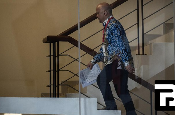 Ilham Habibie keluar dari gedung KPK setelah urus pengembalian mobil Mercy