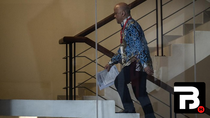 Ilham Habibie keluar dari gedung KPK setelah urus pengembalian mobil Mercy