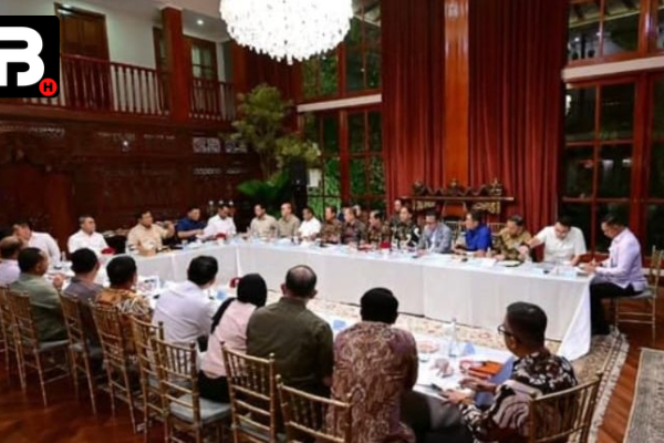 Rapat Evaluasi MBG: Presiden Prabowo Tekankan Kualitas dan Keamanan Makanan Presiden Prabowo memimpin rapat evaluasi Program Makan Bergizi Gratis (MBG) di Istana Negara