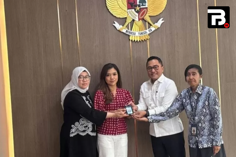 Kepala Biro Pers Sekretariat Presiden berbicara dalam konferensi pers terkait pengembalian ID Pers Istana wartawan CNN Indonesia