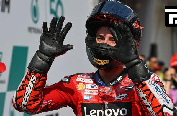 Francesco Bagnaia dan Marc Marquez bersaing di lintasan MotoGP 2025, menandai peralihan era dalam dunia balap motor