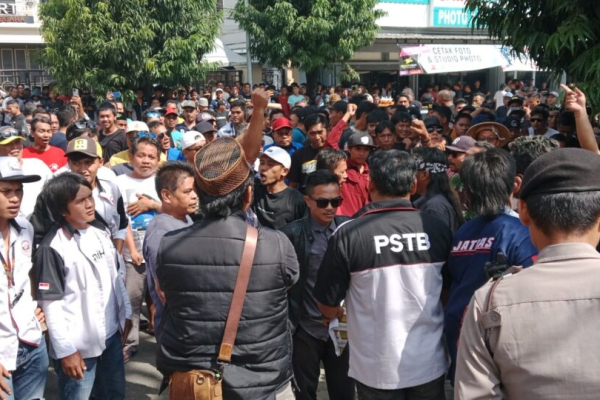 Sopir dump truck menggelar aksi demo di depan gedung DPRD Sulawesi Utara menuntut keadilan distribusi solar subsidi