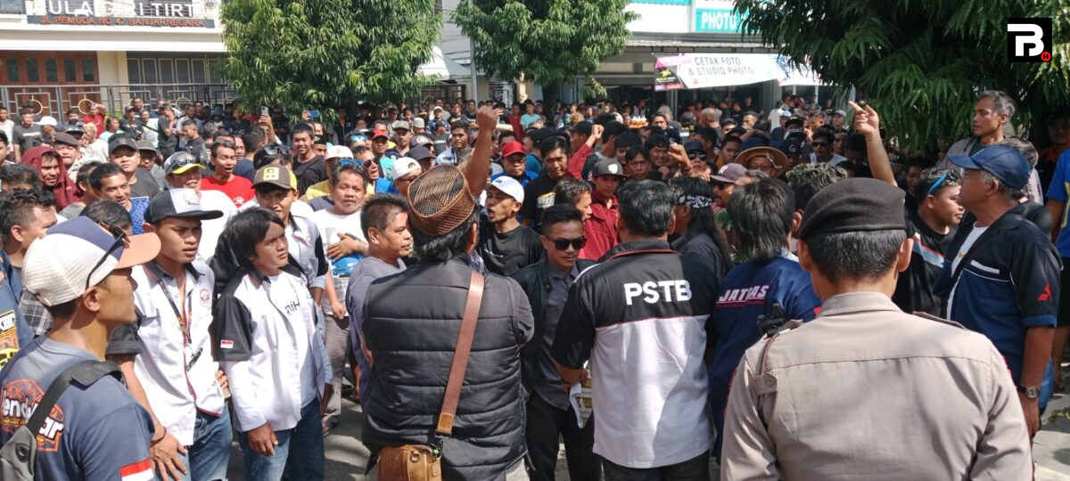 Sopir dump truck menggelar aksi demo di depan gedung DPRD Sulawesi Utara menuntut keadilan distribusi solar subsidi