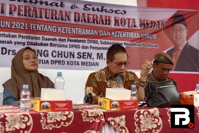 Ketua DPRD Medan Wong Chun Sen sedang memberikan sambutan pada acara sosialisasi Perda No.1 Tahun 2021 di Gedung DPRD Medan.