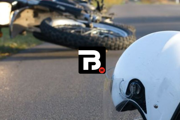 Petugas kepolisian melakukan olah TKP kecelakaan antara sepeda motor dan mobil pikap di salah satu jalan raya di Bali