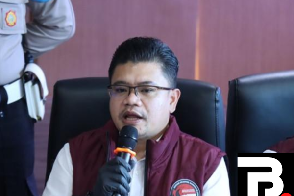Polres Metro Jakbar Bongkar Sindikat Narkoba Lintas Provinsi: 3 Kg Sabu dan 13.557 Ekstasi Disita Pejabat Polres Metro Jakarta Barat memberikan keterangan pers terkait pengungkapan sindikat narkoba lintas provinsi dengan barang bukti sabu dan ekstasi.