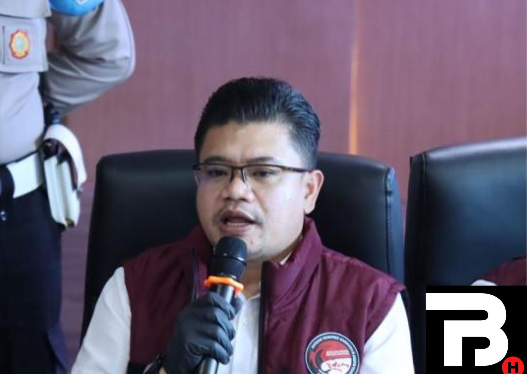 Pejabat Polres Metro Jakarta Barat memberikan keterangan pers terkait pengungkapan sindikat narkoba lintas provinsi dengan barang bukti sabu dan ekstasi.