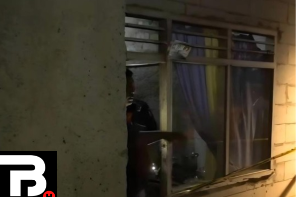 Ditemukan Tewas di Rumah Terkunci, Ada Luka Sayat di Leher Petugas kepolisian melakukan olah TKP di rumah korban wanita lansia yang ditemukan tewas di Jonggol, Bogor