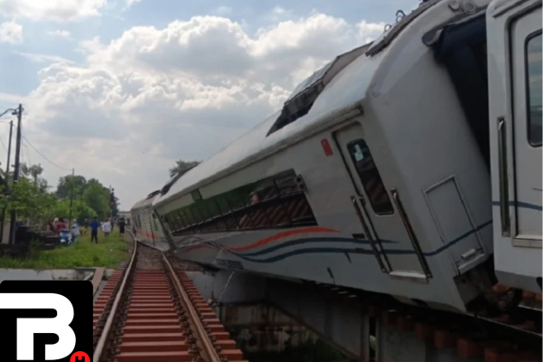 KA Purwojaya Anjlok di Bekasi, KAI Pastikan 232 Penumpang Semua Selamat Petugas KAI memeriksa rel di lokasi anjloknya KA Purwojaya di Stasiun Kedunggedeh, Bekasi, Sabtu