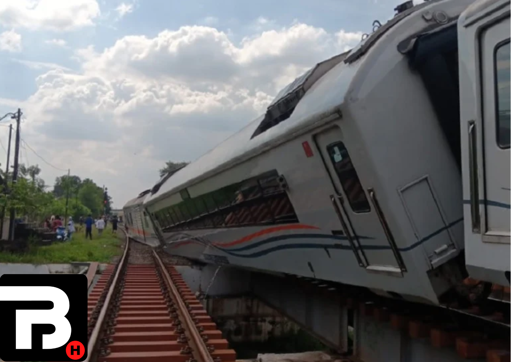 Petugas KAI memeriksa rel di lokasi anjloknya KA Purwojaya di Stasiun Kedunggedeh, Bekasi, Sabtu