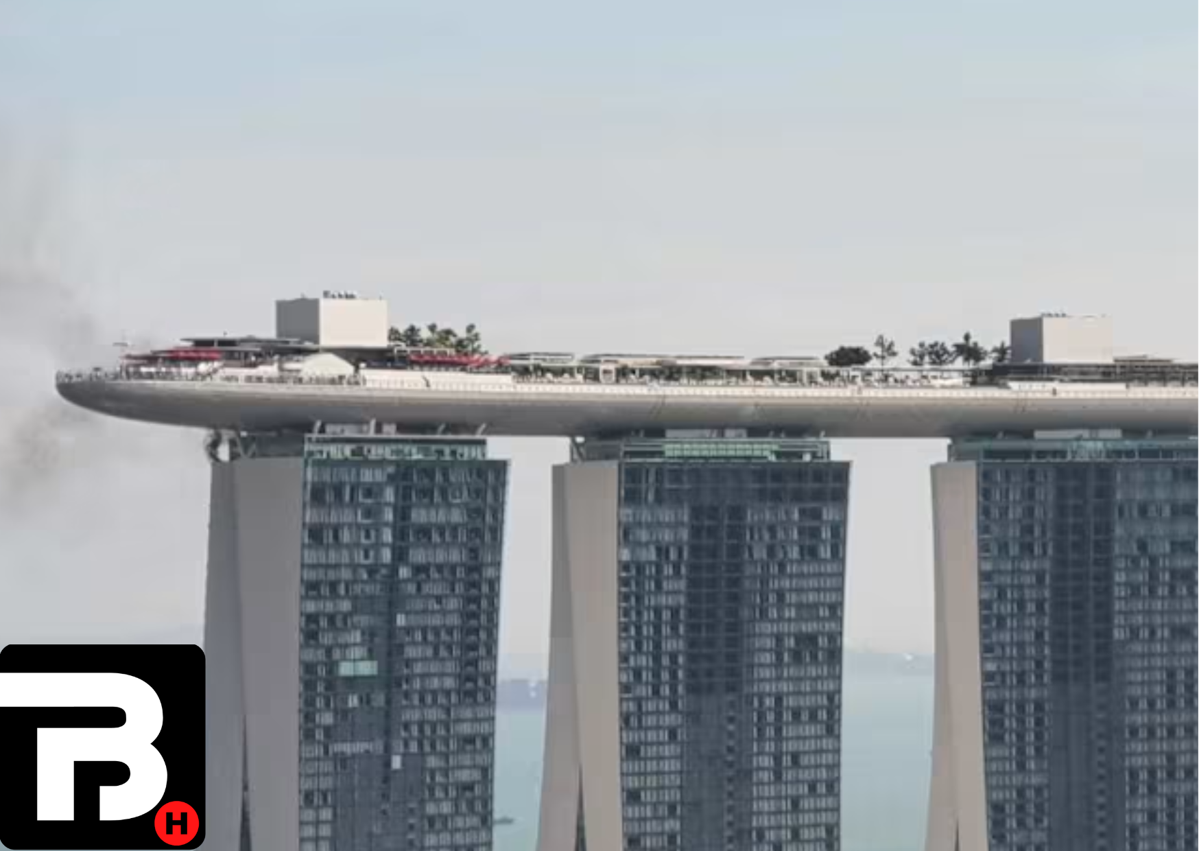 Petugas pemadam kebakaran dan staf Marina Bay Sands memeriksa area lantai 55 Tower 3 setelah kebakaran kecil yang diduga disebabkan oleh percikan pengelasan, Selasa (28/10/2025), di Singapura