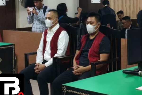 Kronologi Lengkap Kematian Brigadir Nurhadi: Dipukul Ipda Haris, Dipiting Kompol Yogi, Tewas di Vila Gili Trawangan Petugas kepolisian mengevakuasi jasad Brigadir Muhammad Nurhadi dari vila di Gili Trawangan, Lombok Utara, Nusa Tenggara Barat, setelah ditemukan tewas diduga akibat penganiayaan oleh dua atasannya