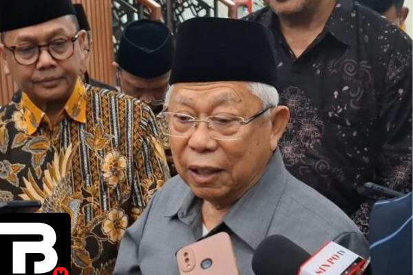 Ma’ruf Amin Dorong Wakaf Jadi Penopang Sosial, Angka Kemiskinan Masih 8 Persen Mantan Wakil Presiden Ma’ruf Amin memberikan sambutan tentang pentingnya wakaf produktif sebagai upaya mengurangi kemiskinan di Indonesia.