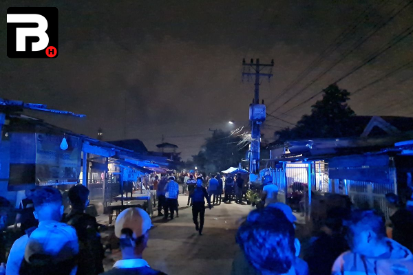 Anggota ormas Pemuda Pancasila terlibat bentrokan di Jalan Garuda, Medan, sambil melempar batu dan petasan ke arah kelompok lain. Beberapa warga terlihat menjauh untuk menghindari konflik