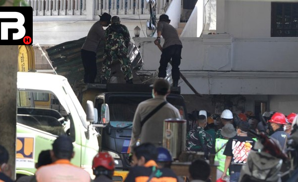 Korban Tewas Ambruknya Ponpes Al Khoziny di Sidoarjo Naik Jadi 37 Jiwa Tim SAR dan relawan sedang melakukan evakuasi korban di lokasi runtuhnya musala Ponpes Al Khoziny