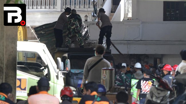 Tim SAR dan relawan sedang melakukan evakuasi korban di lokasi runtuhnya musala Ponpes Al Khoziny