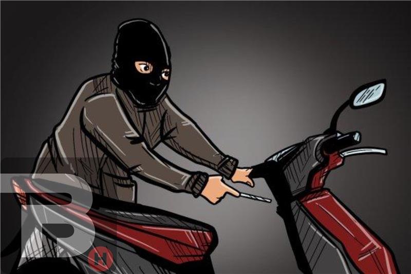 Petugas kepolisian memeriksa lokasi kejadian di mana seorang pria diduga pencuri motor ditemukan terikat dan terbakar di tiang listrik, Jakarta Selatan